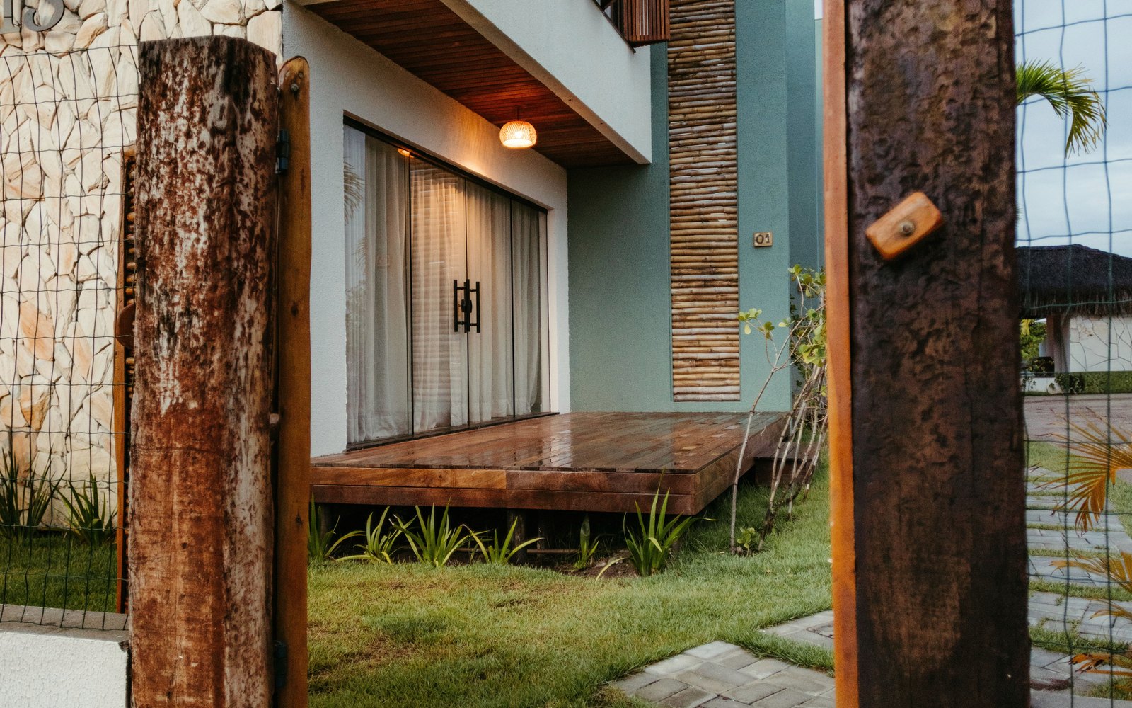 Fachada cálida y acogedora